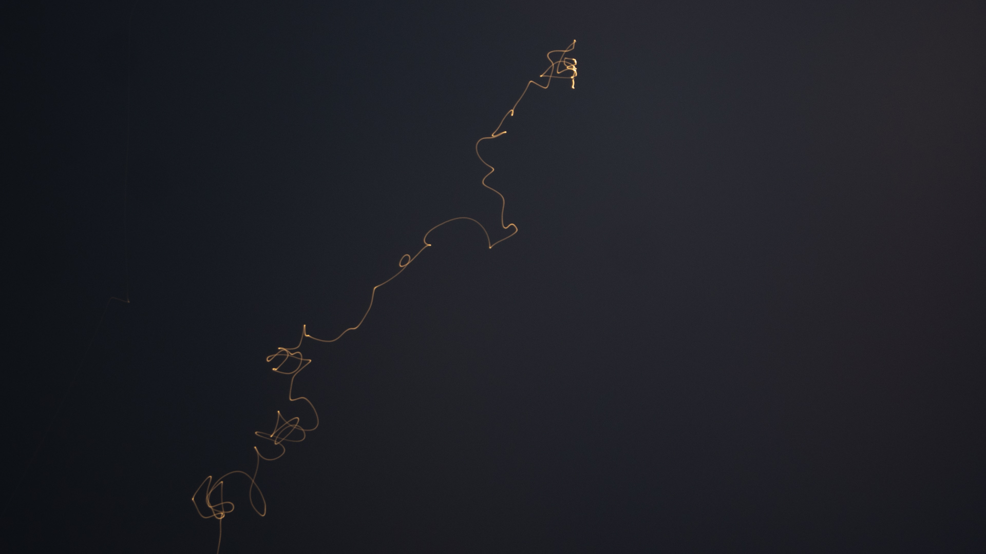 Der Versuch den Mars in der Nacht aus der Hand zu fotografieren. Viel schwarzes All und ein leuchtender Riss in der Matrix