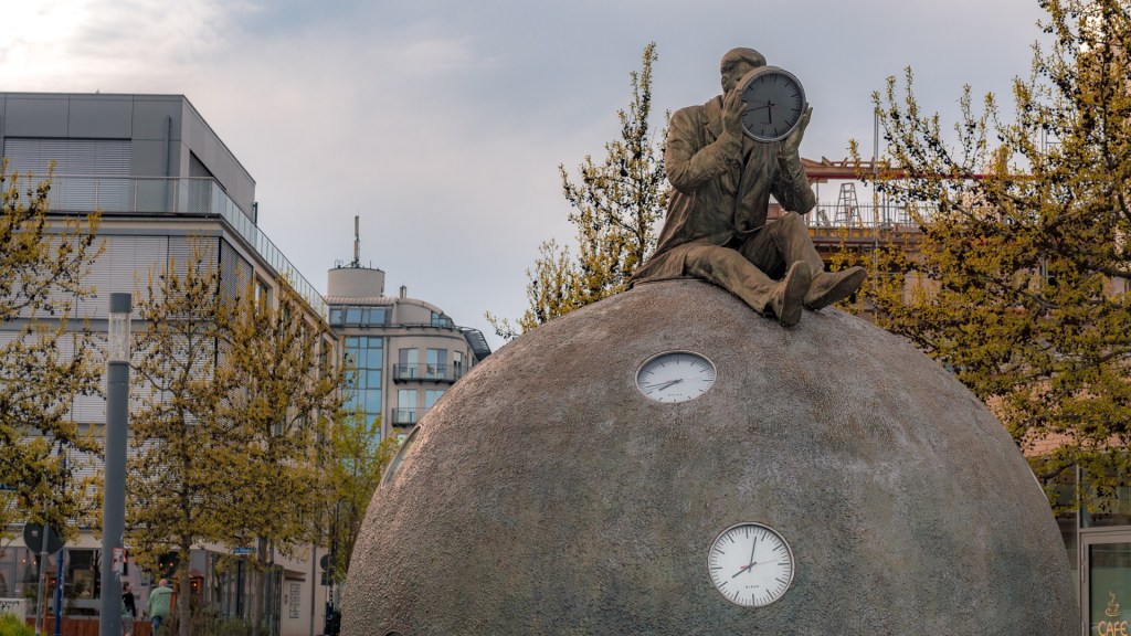 Skulptur mit Uhren in Magdeburg
