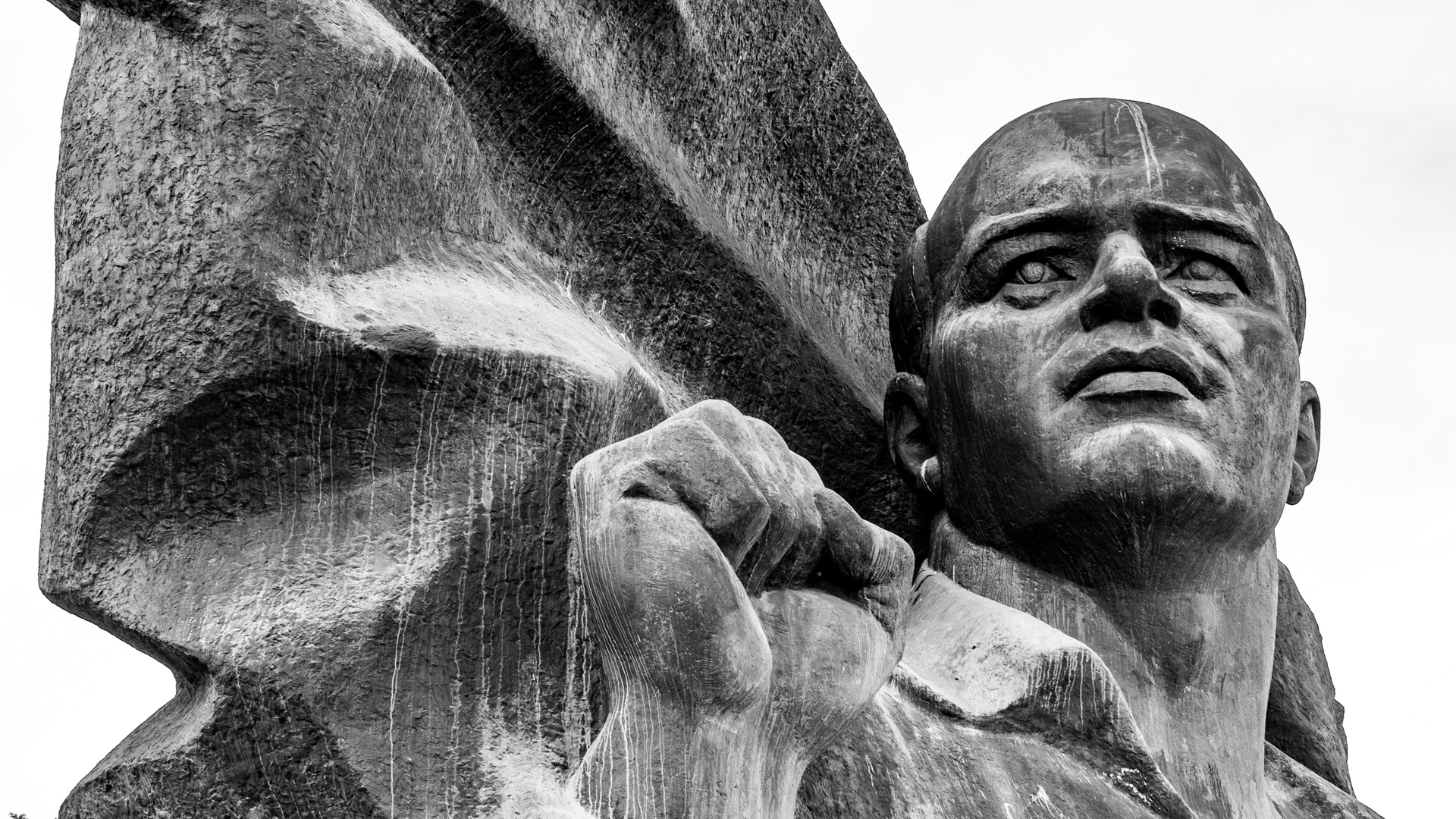 Ernst Thälmann Denkmal in Berlin in schwarz-weiss