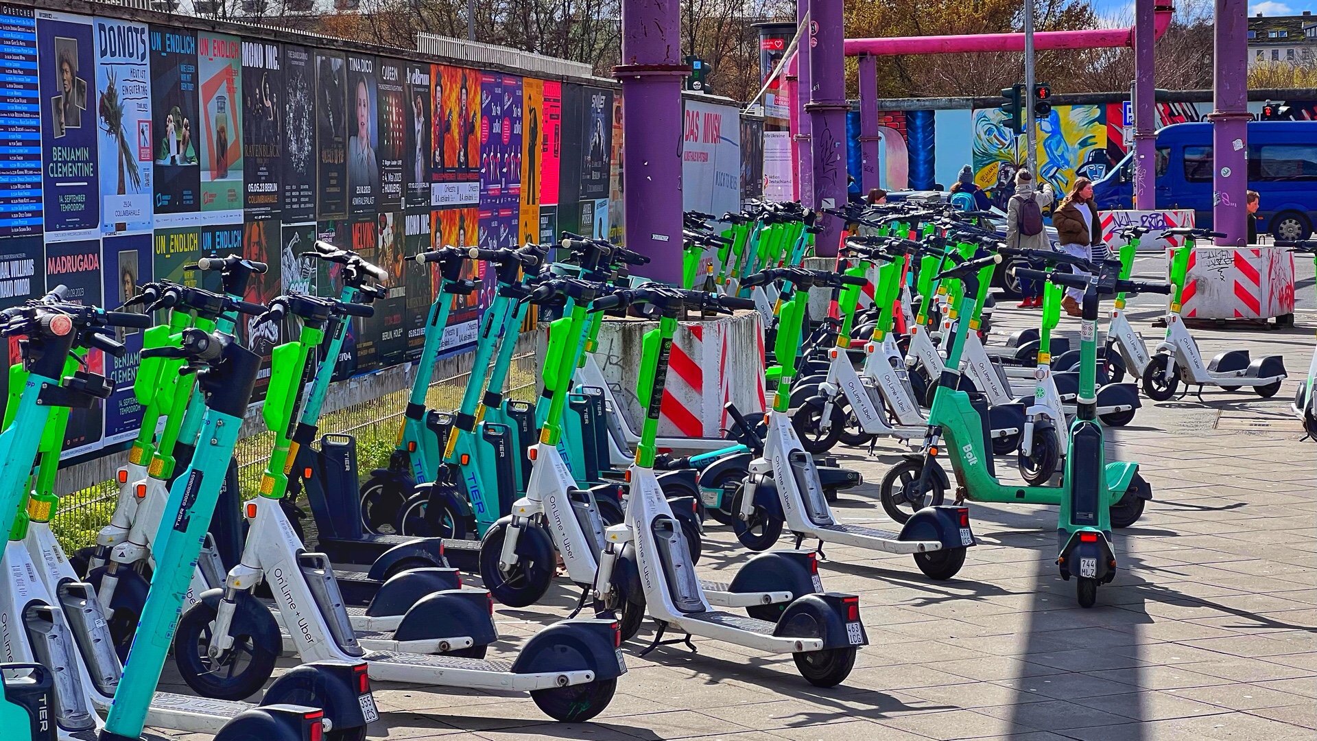 Unzählige E-Scooter auf einem Bürgersteig in Berlin