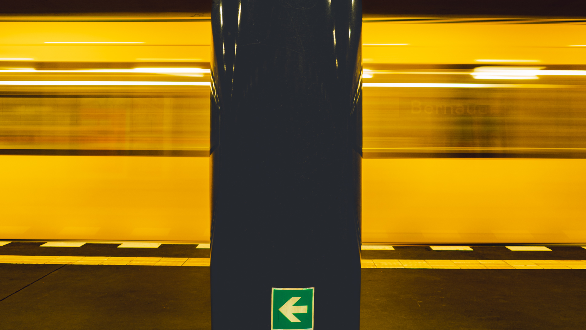 Verwischt U-Bahn hinter einem dunklen Pfeiler