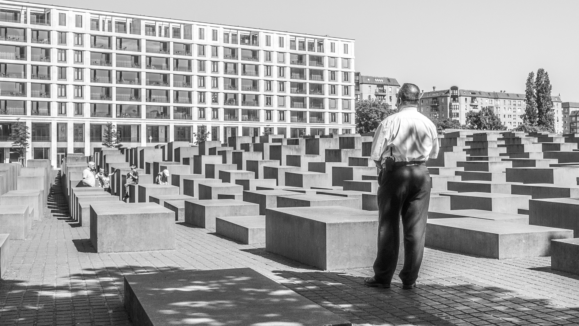 Ein Securitymann überwacht das Holocaustdenkmal in Berlin
