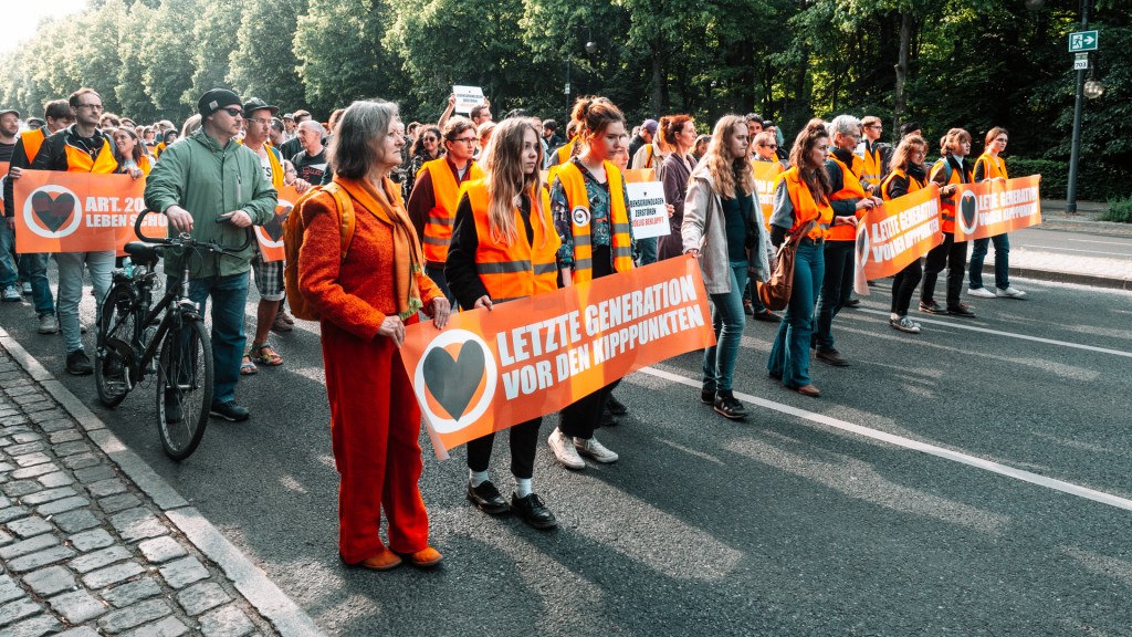 Demo der "Letzten Genaration" mit Transparenten