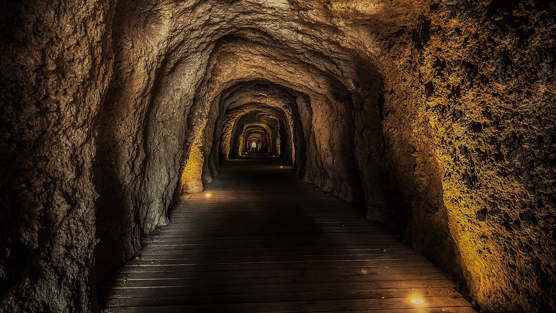 Ein dunkler Gang, ganz am Ende das Licht am Ende des Ganges