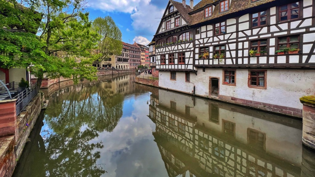 Fachwerkhäuser spiegel sich in einem Fluss