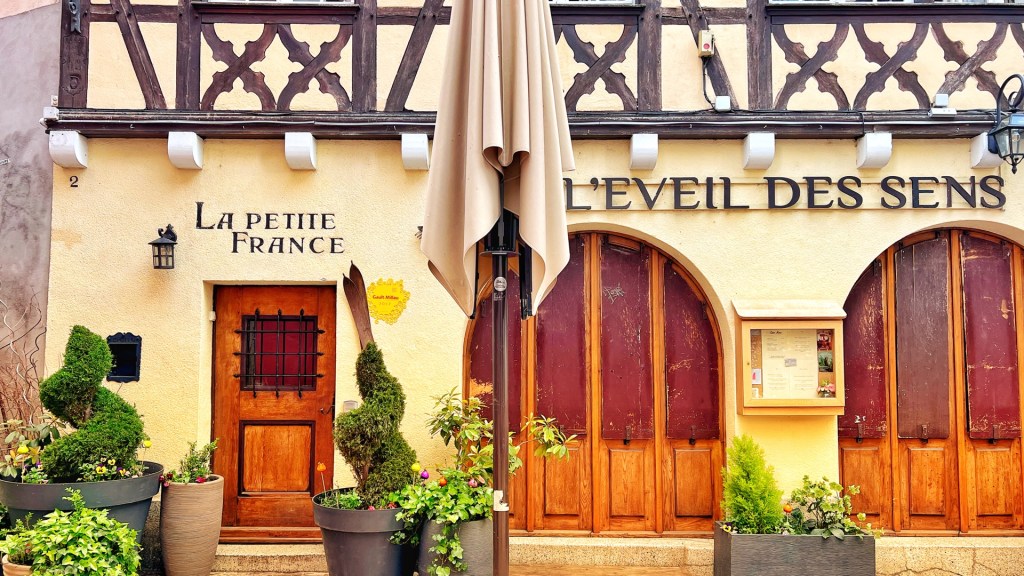 Häuserfront mit der Aufschrift "La Petite France"