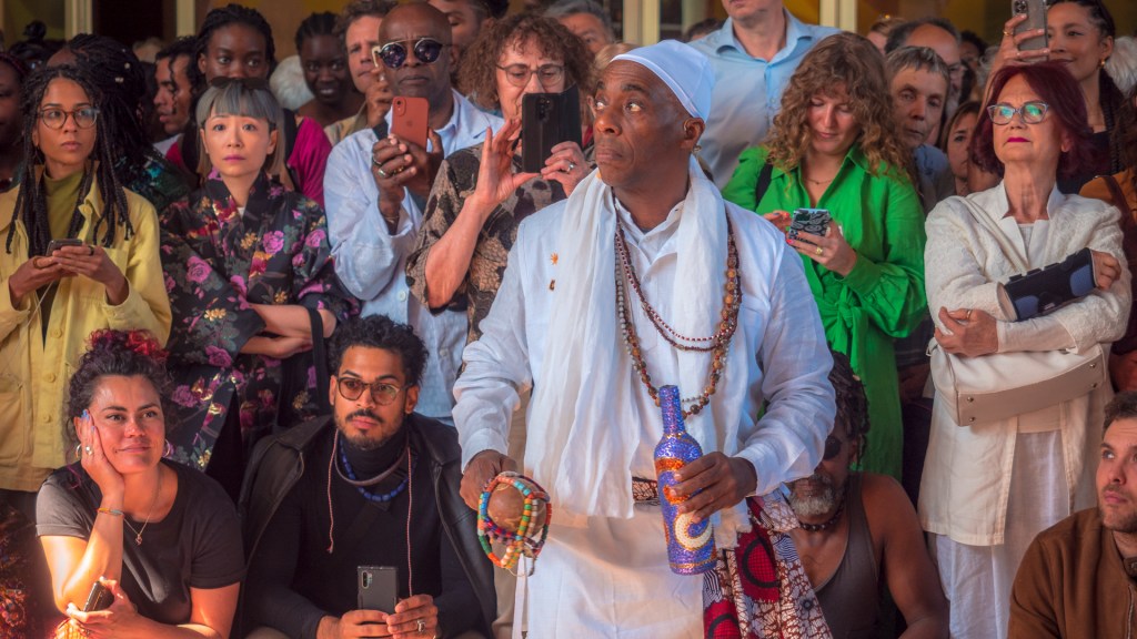 Ein Mann in orientaler Bekleidung schaut nach oben