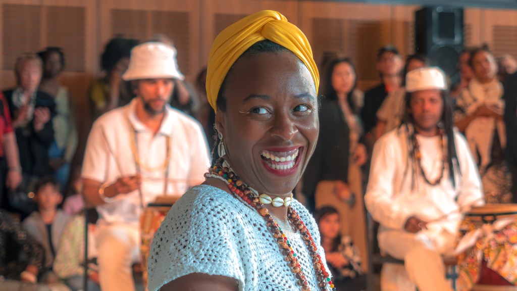 Eine Tänzerin freut sich und lacht