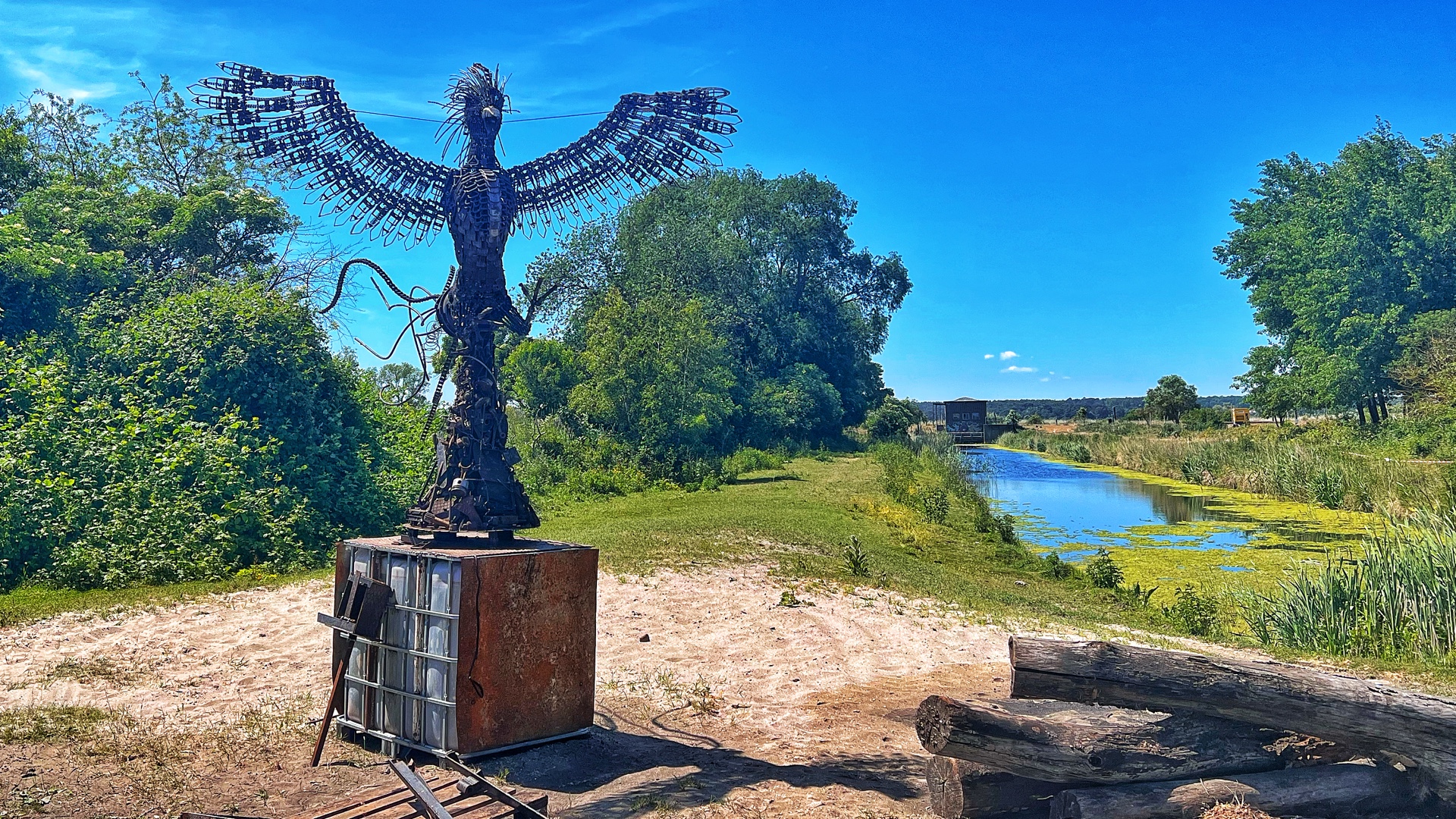 Ein lebensgroße Vogelfigur aus Draht und Eisen