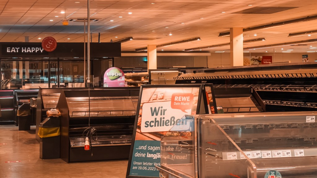 Leere Regale im REWE Markt