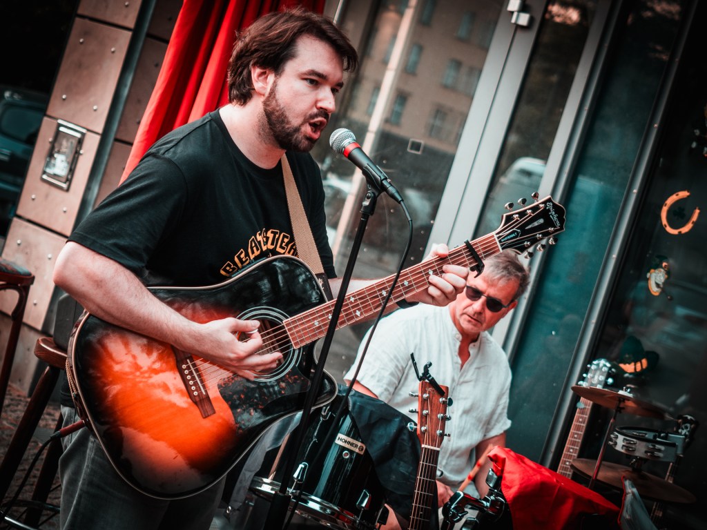 Gitarrist mit Mikrofon