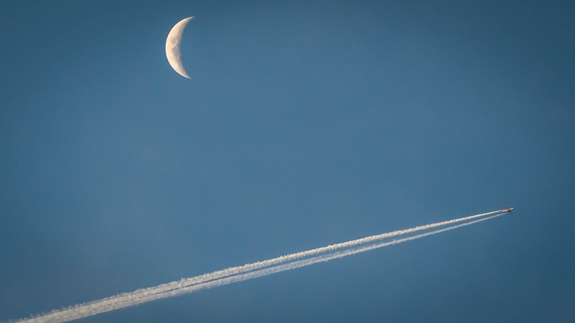 Mondsichel mit Flugzeug