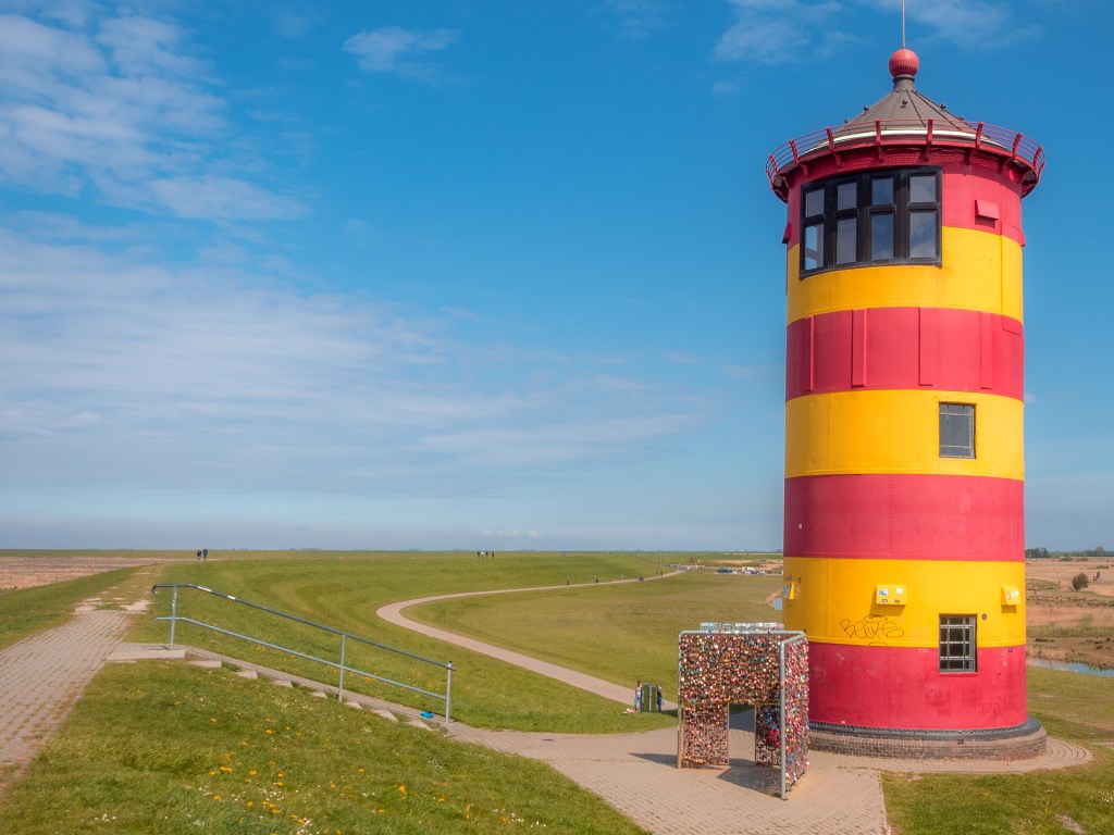 Der Pilsumer Leuchtturm in Ostfriesland