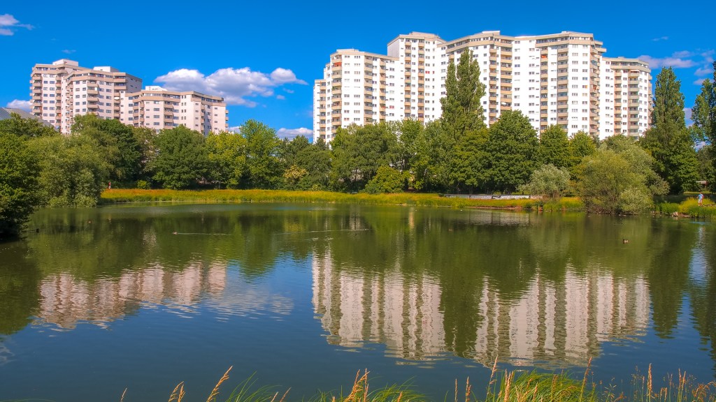Hochhäuser spiegeln sich in einem See