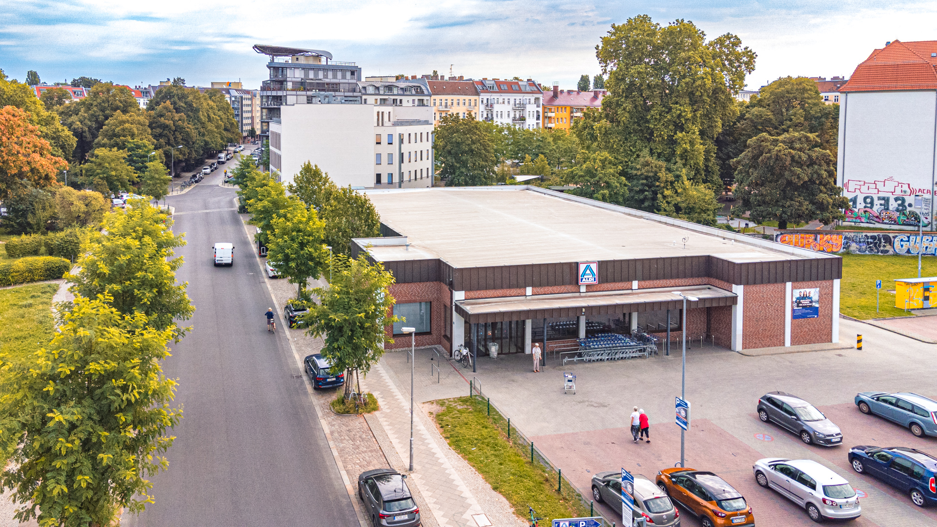 Ein erhöhter Blick über die Rüdersdorfer Straße in Berlin-Friedrichshain. Rechts im Bild ALDI mit Parkplatz.