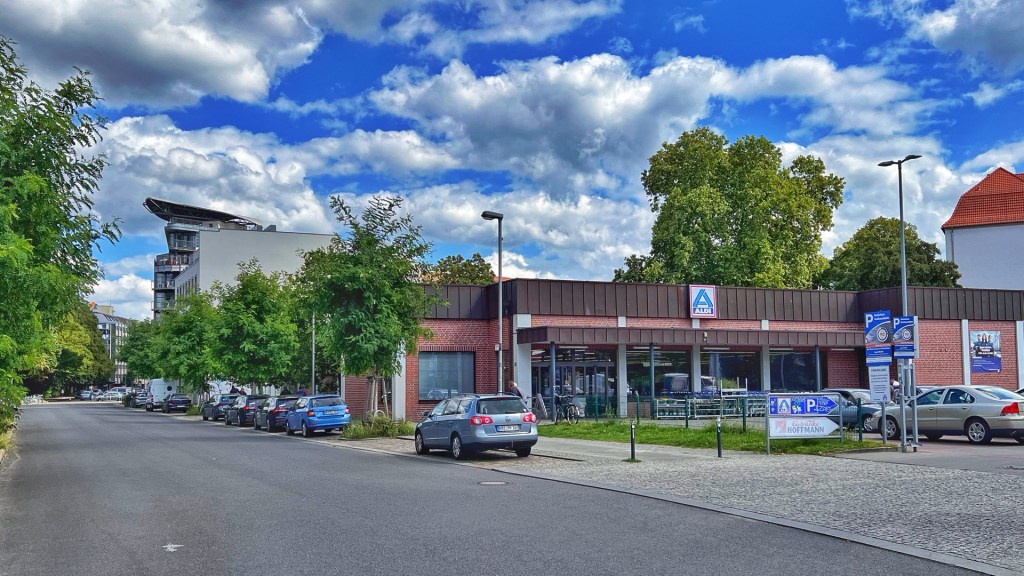 Straße mit parkenden Autos und dem ALDI Supermarkt