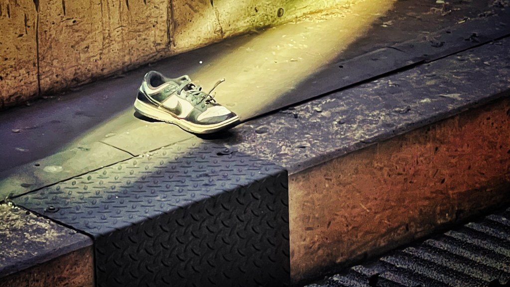 Ein verlorener Turnschuh am Gleis im Berliner Hbf