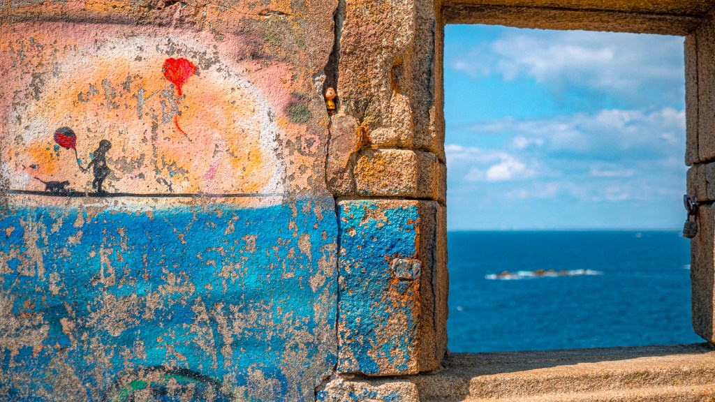 Blick aus einem Fenster aufs Meer