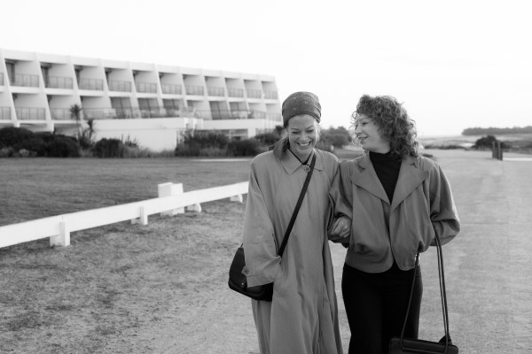 Zur ARTE-Sendung 3 Tage in Quiberon Hilde Fritsch (Birgit Minichmayr, re.) besucht ihre Freundin Romy Schneider (Marie Bäumer, li.) im bretonischen Küstenort Quiberon. © Peter Hartwig Foto: NDR Honorarfreie Verwendung nur im Zusammenhang mit genannter Sendung und bei folgender Nennung "Bild: Sendeanstalt/Copyright"