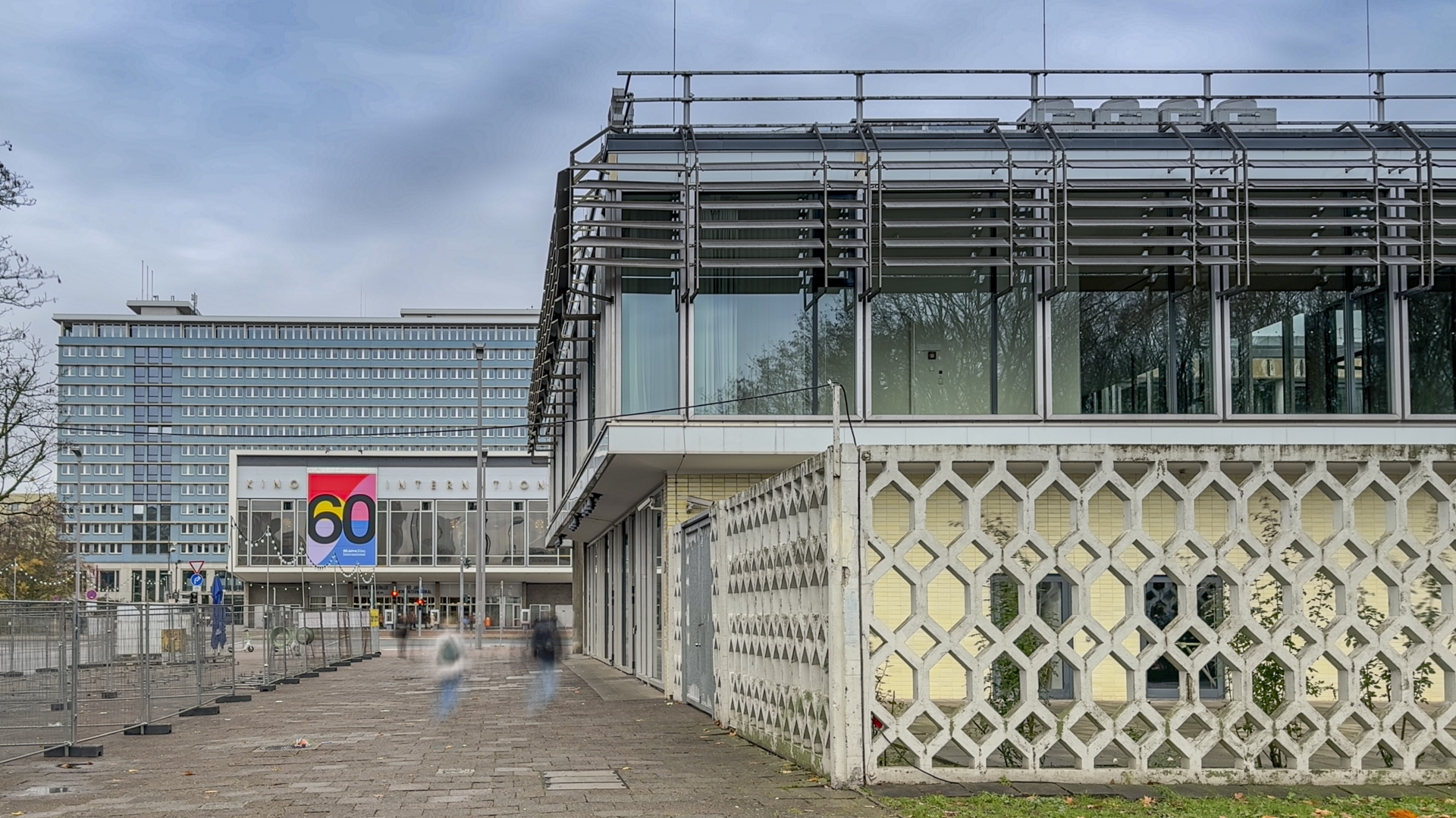 Cafe Moskau mit Kino und Bezirksamt