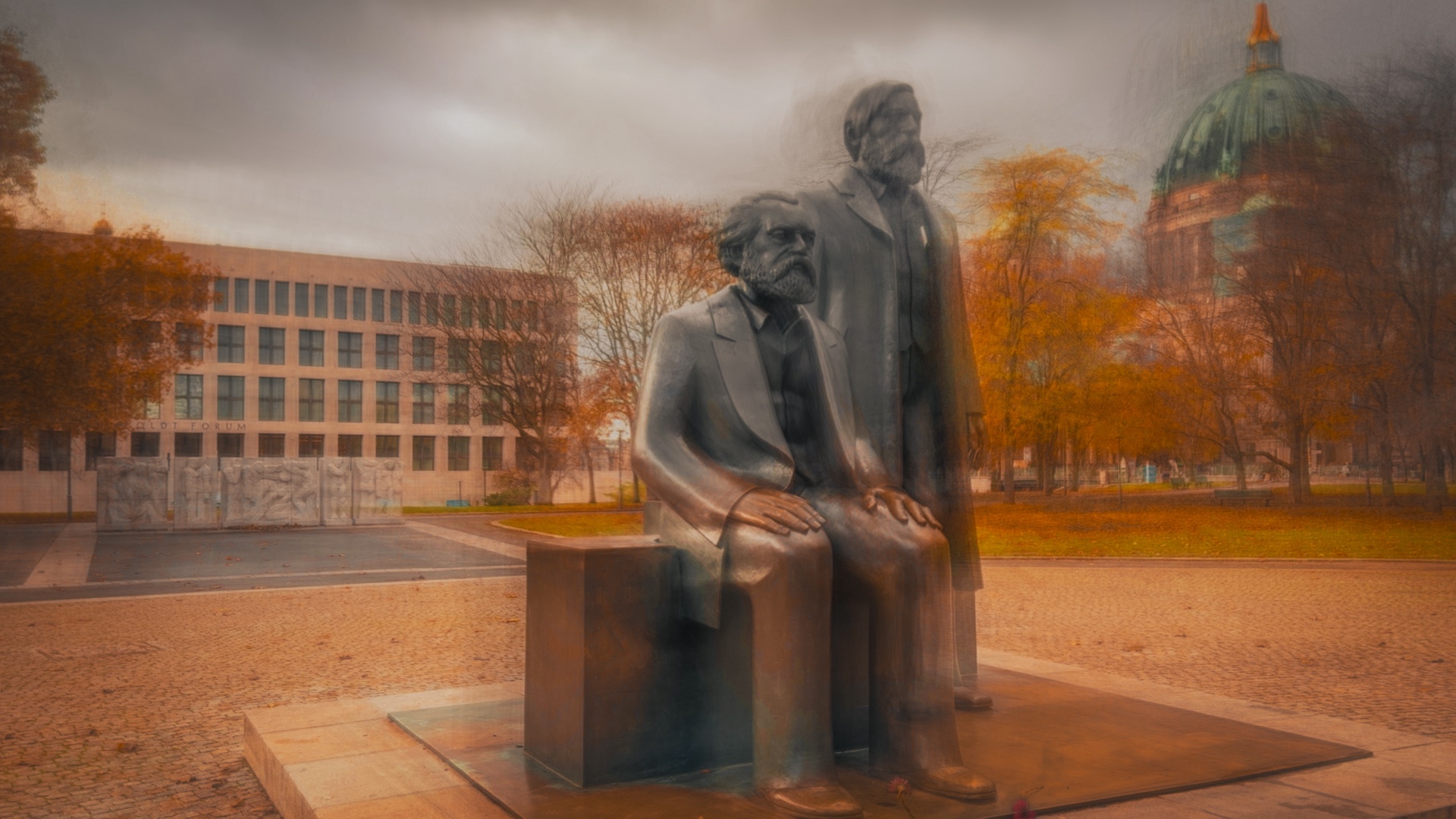 Das Denkmal von Marx und Engels. Im Hintergrund das Humboldtforum