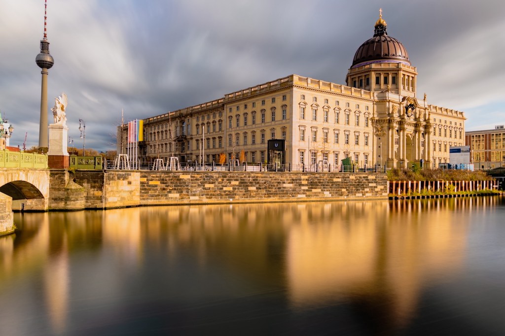 Das Berliner Stadtschloss spiegelt sich im Wasser