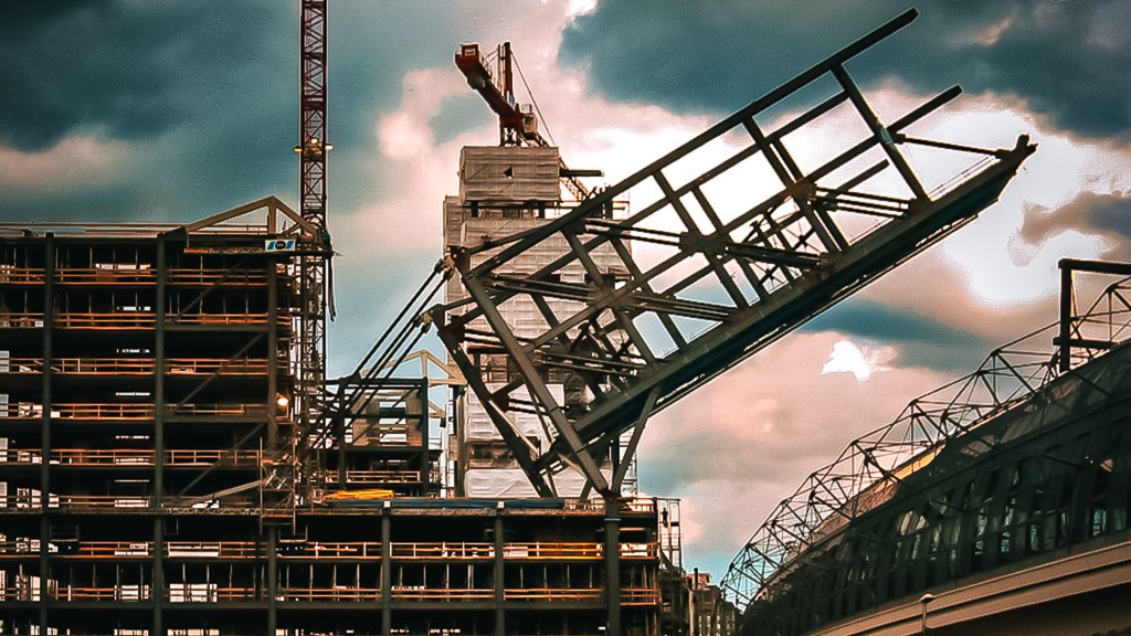 Die Bügelbauten am Berliner Hbf werden in Position gebracht