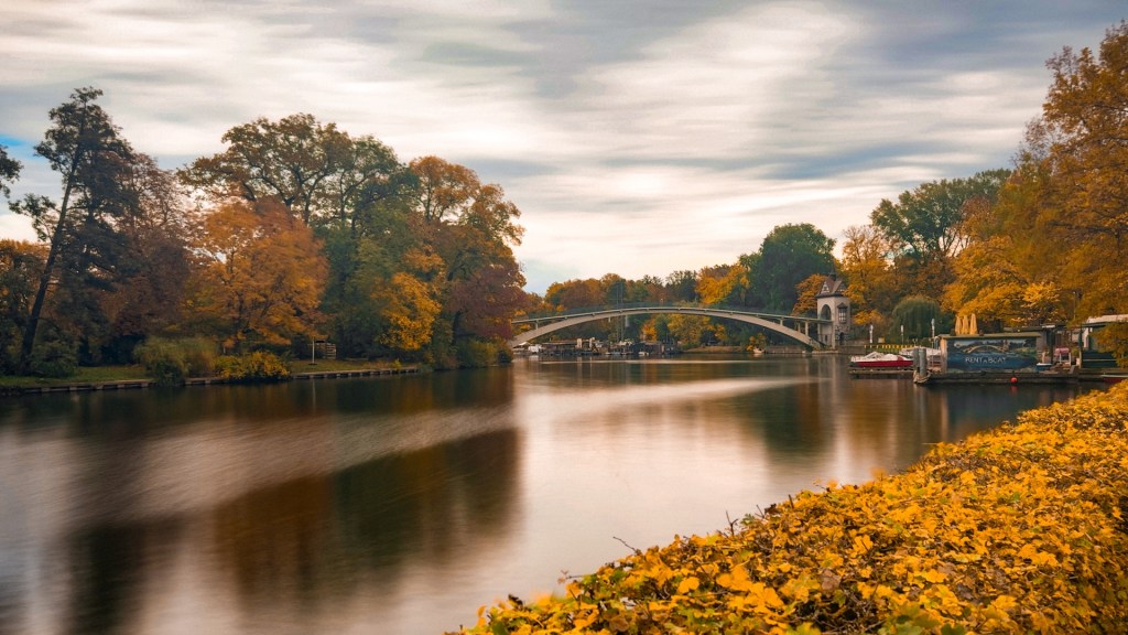 Herbstblick auf die Insel der Freundschaft in Treptow
