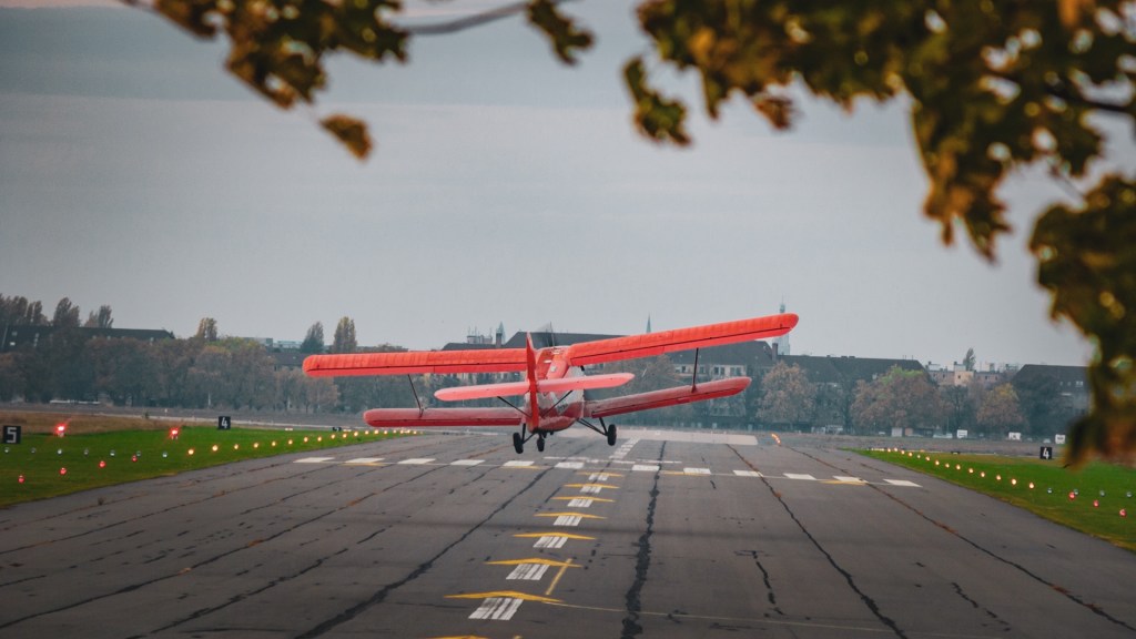 Roter Doppeldecker hebt in Tempelhof ab