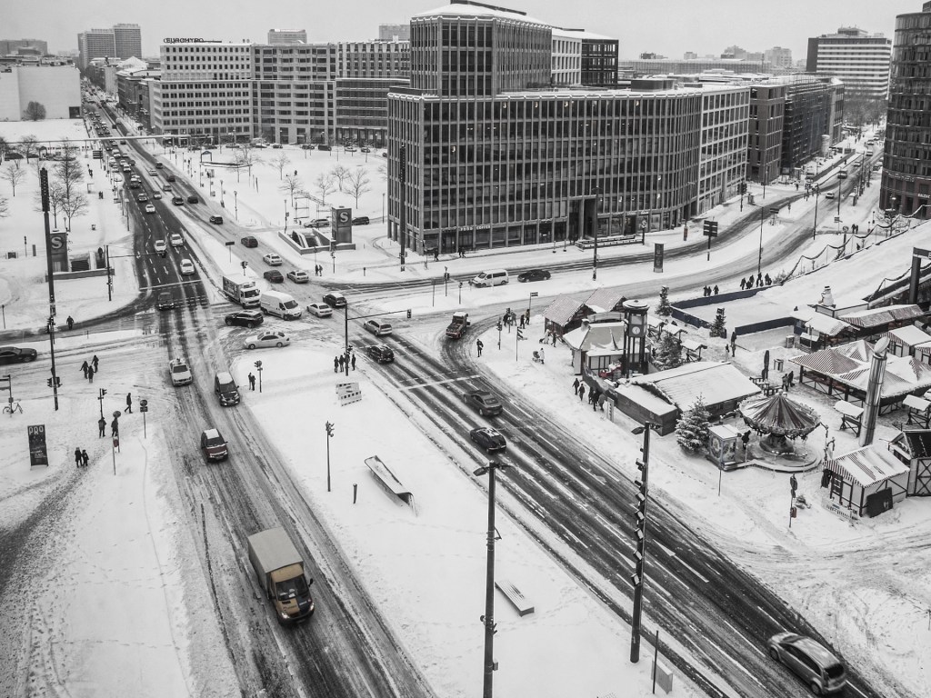 Blick aus dem Bahntower auf den verschneiten Potsdamer Platz