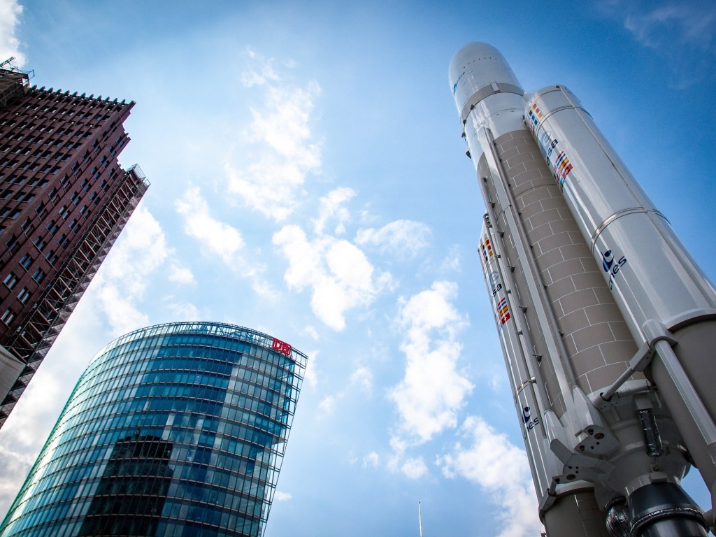 Rakete vor der Skyline des Potsdamer Platzes