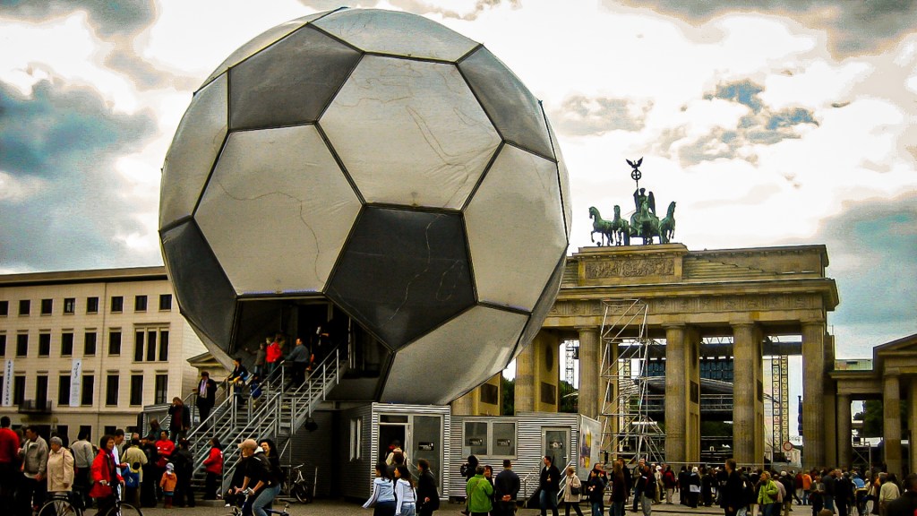 Ein beghbarer Fussball am Brandenburger Tor während der WM 2006