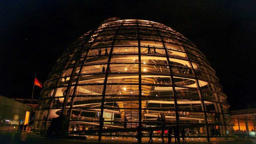 Reichstagskuppel bei Nacht