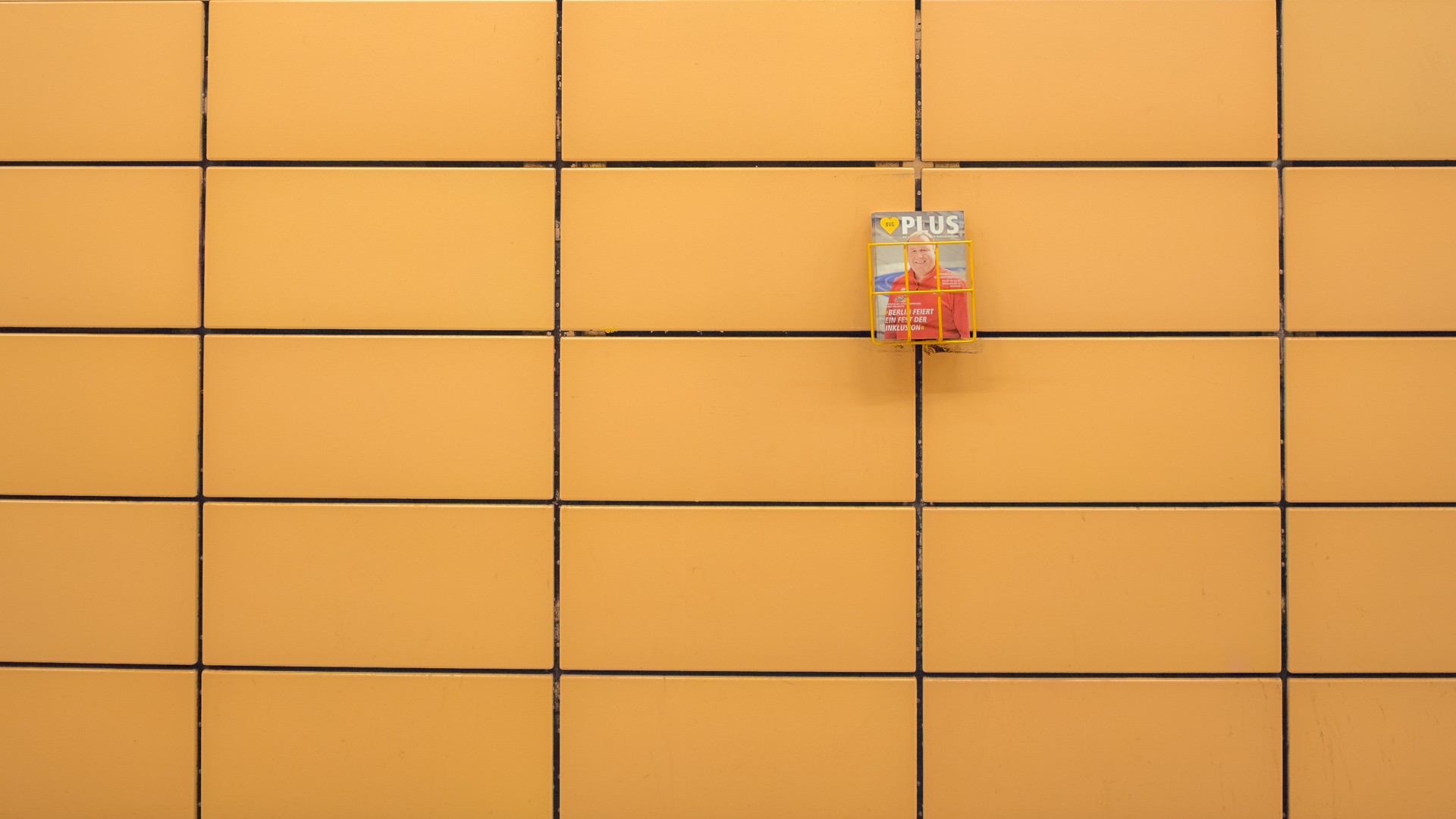 Gelbe Kacheln in einem Berliner U-Bahnhof