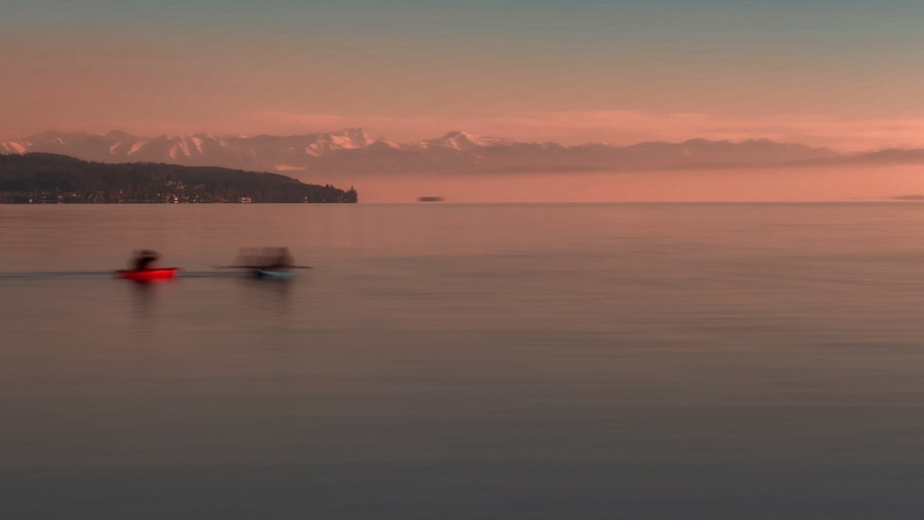 Abendstimmung am Bodensee mit Bergen im Hintergrund