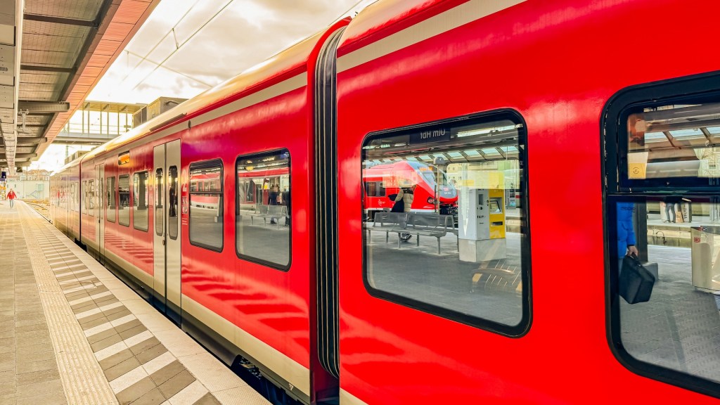 Regionalexpress im Bahnhof Ulm