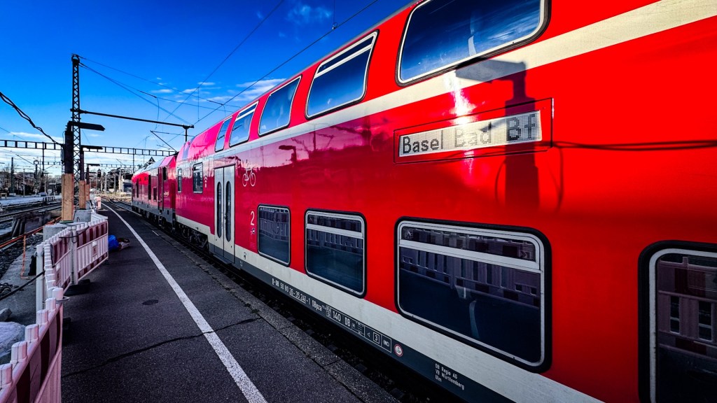 Regionalexpress Richtung Basel in Friedrichshafen