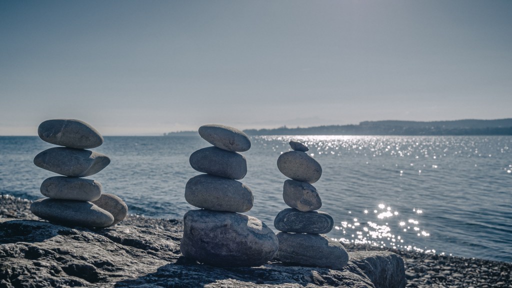 Drei Steintürmchen am Ufer des Bodensees