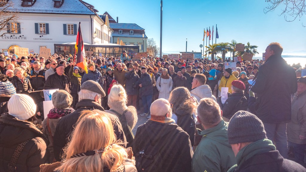 Demoteilnehmer auf dem Landeplatz in Überlingen