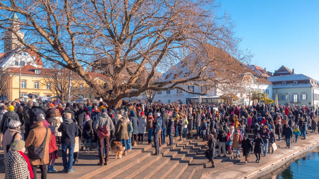 Demo am Landeplatz in Überlingen