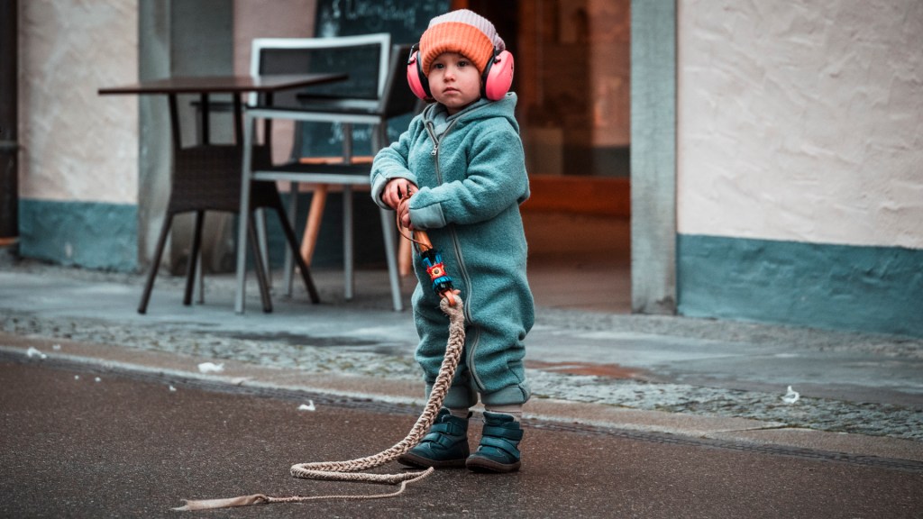Kleines Kind beim Einschnellen in Überlingen