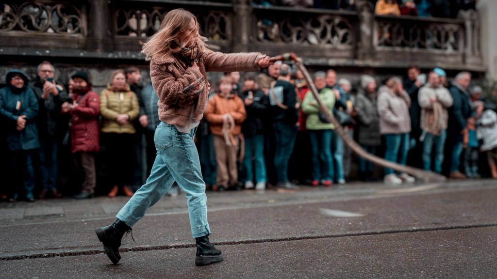Junge Frau beim Einschnellen in Überlingen