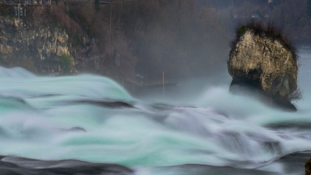 Verwischtes Wasser am Rheinfall in Schaffhausen