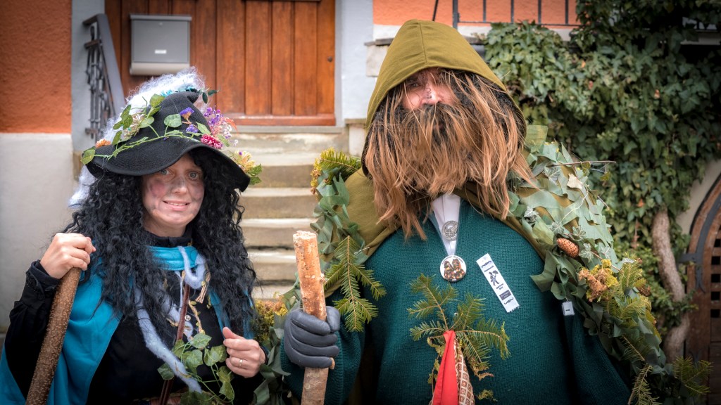Zuschauer am Rande eines Umzugs in Überlingen