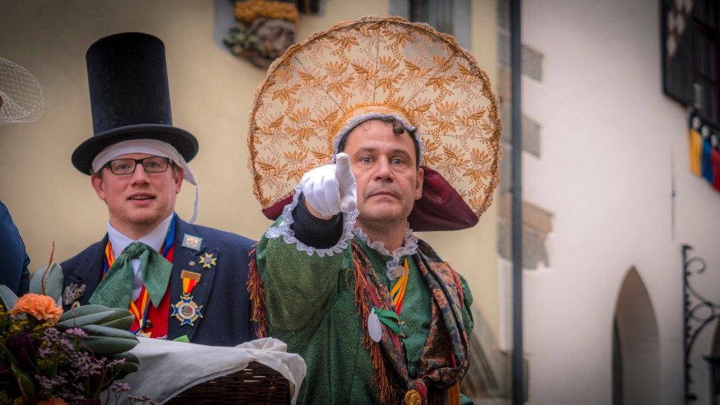 Menschen am Rande eines Umzugs in Überlingen