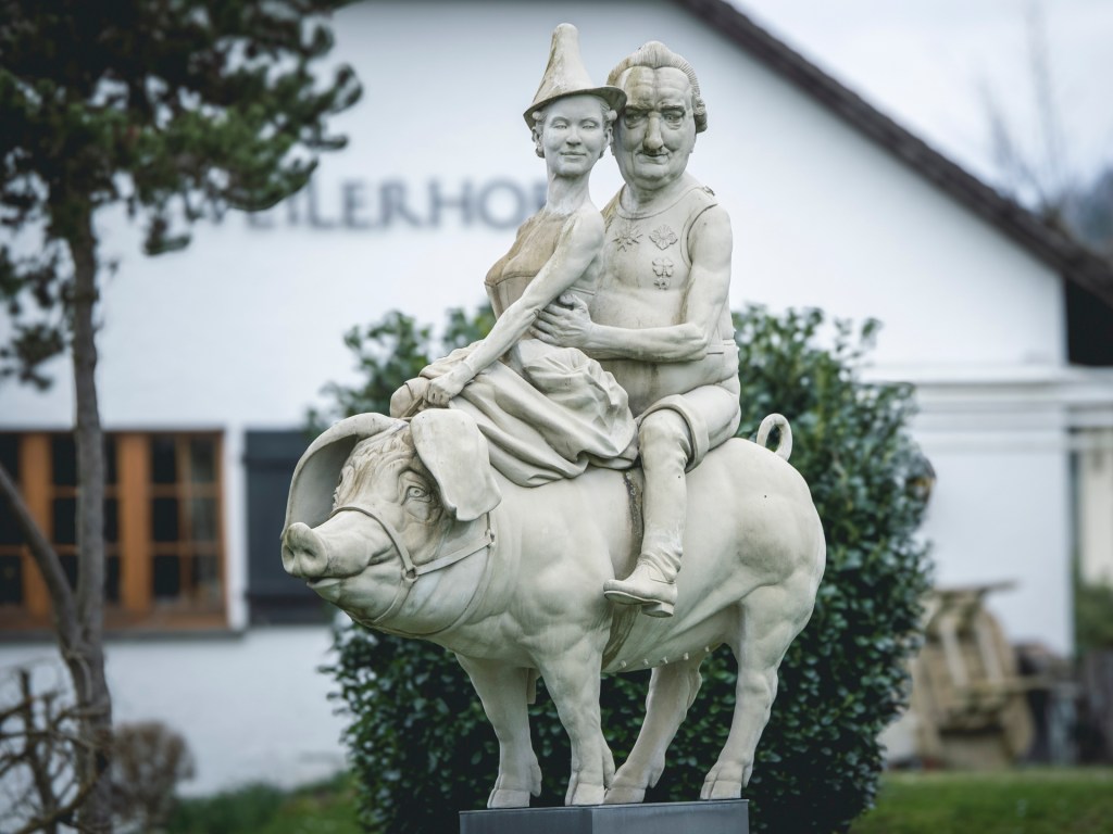 Skulptur von Peter Lenk - Glücksschwein