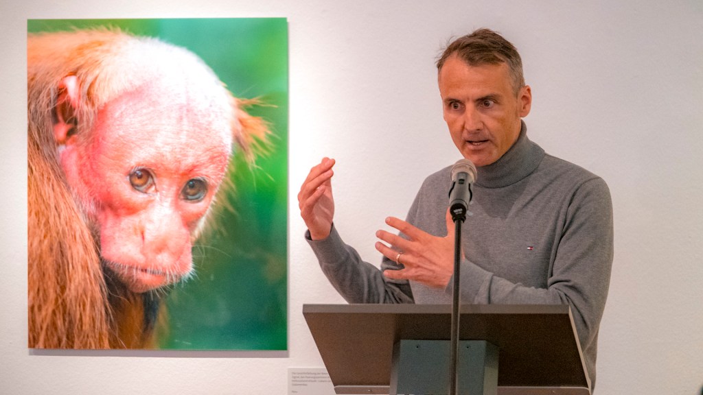 Roland Hilgartner vor einem seiner Bilder