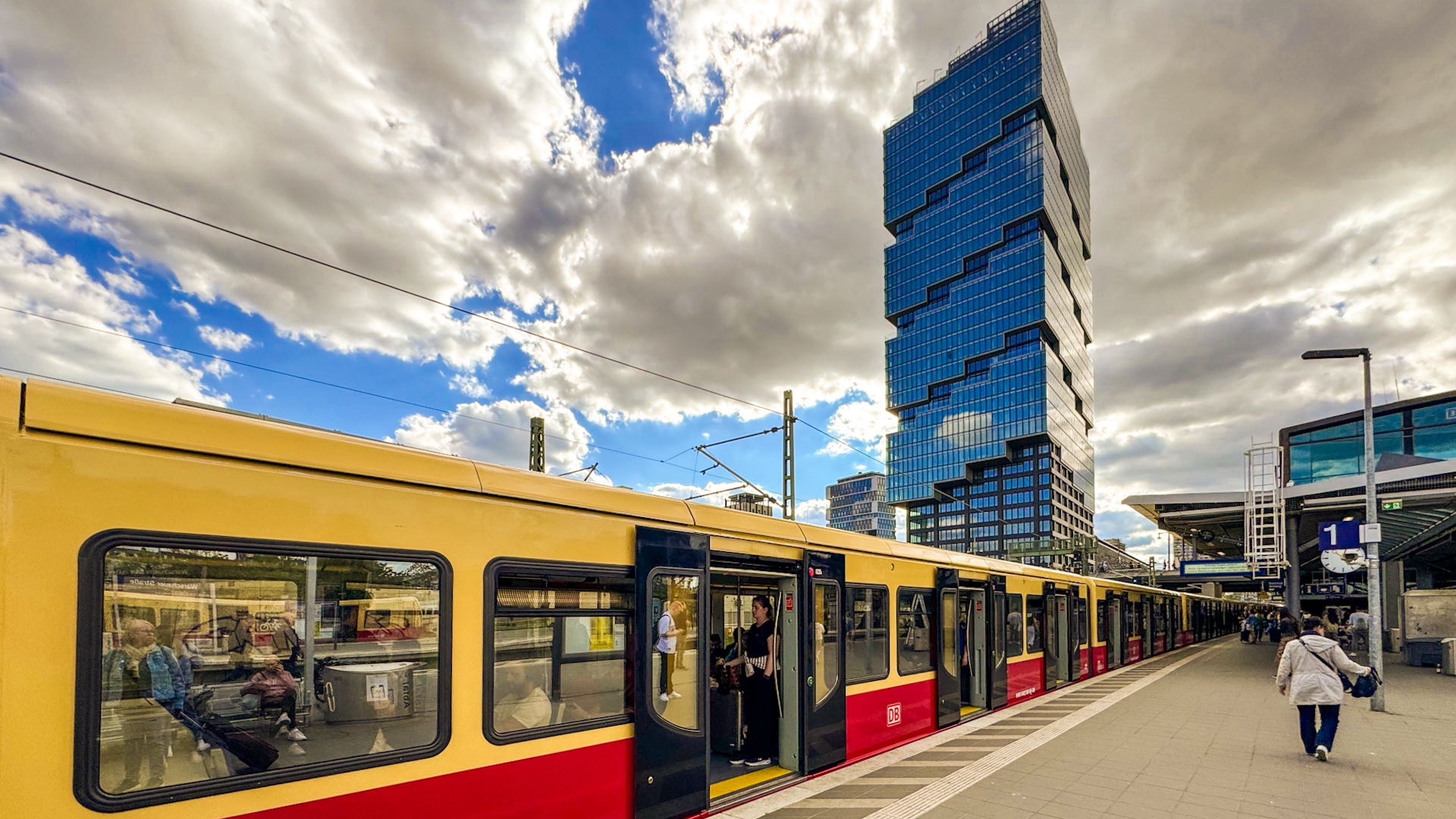 Bahnhof Warschauer Straße mit EDGE Tower