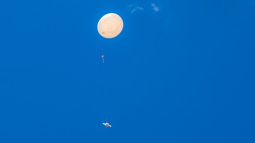 Eine Wetterballon fliegt in den Himmel