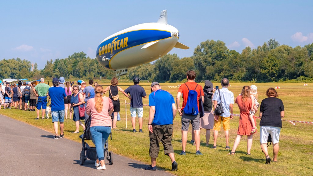 Bodensee Zeppelin landet auf dem Flugplatz Konstanz